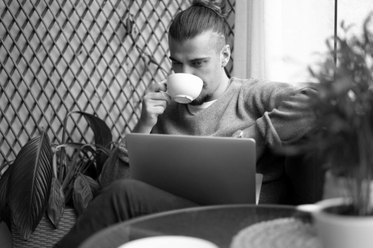 Bureau moderne avec équipe collaborative travaillant sur des projets d'adaptation d'entreprise