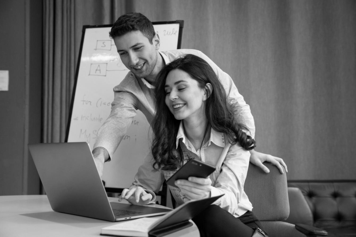Équipe queranova au travail sur l'analyse stratégique d'entreprise