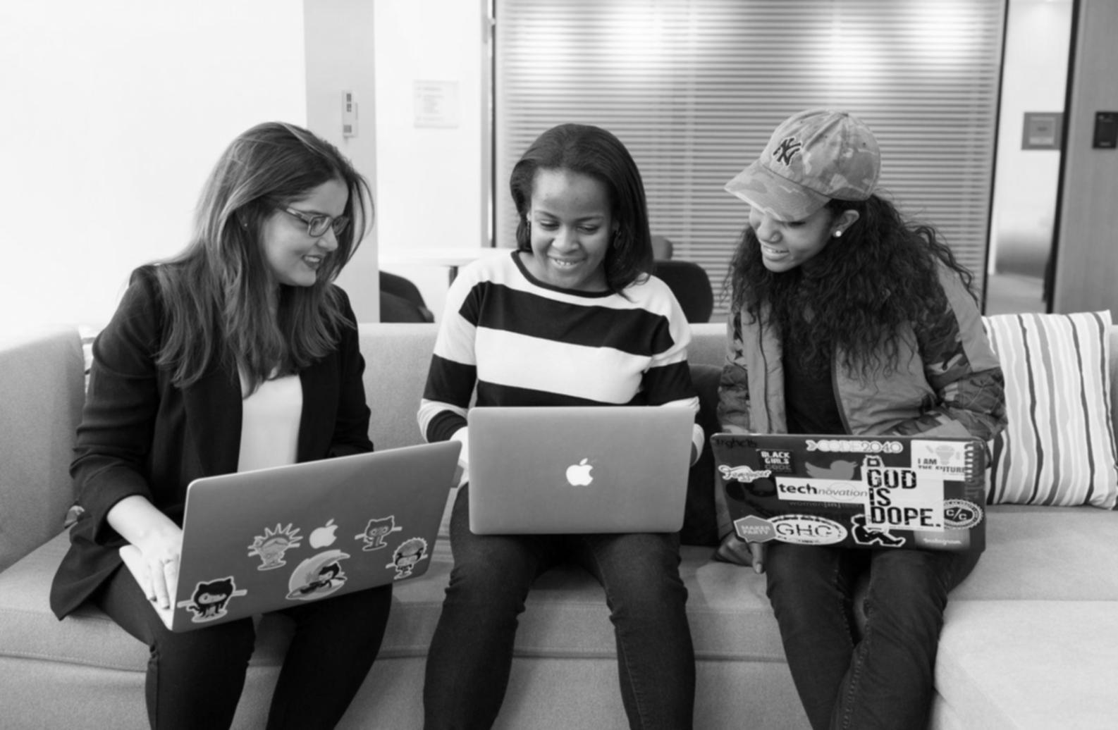 Graphiques financiers et calculatrice sur bureau professionnel